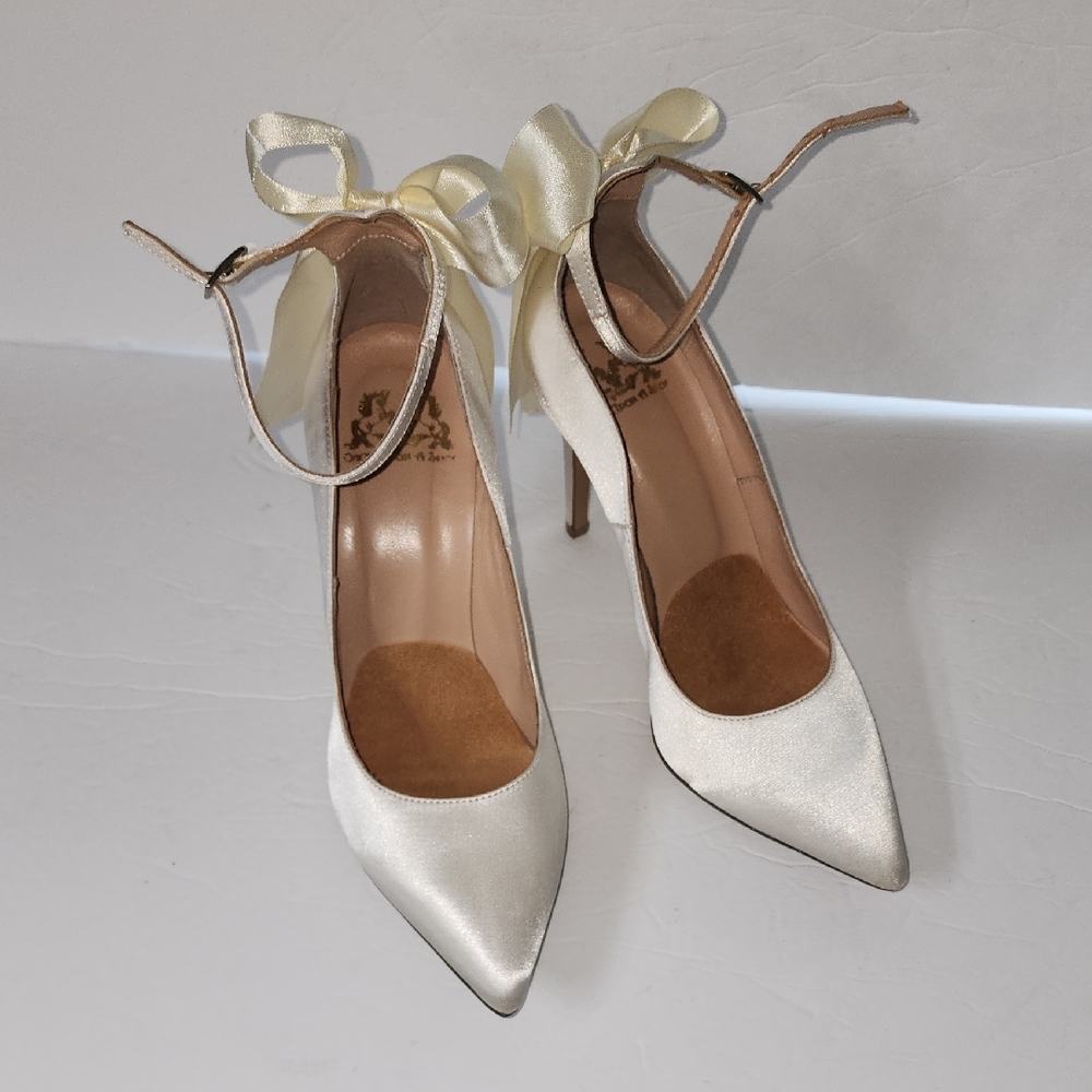 ONCE UPON A SHOE Chic Ivory Satin Women's Heels SZ 37